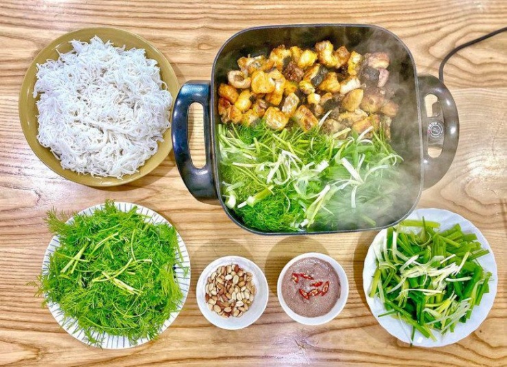 ... Khi lại là chả cá lăng chấm mắm tôm mang hương vị đặc biệt.