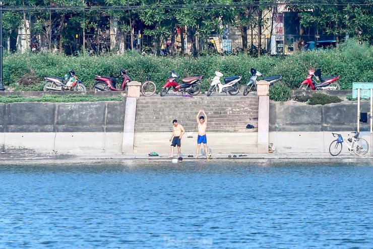 Nắng nóng gay gắt đầu mùa kéo dài cả ngày với nền nhiệt độ khoảng 32-33 độ C, nhiều người dân tìm đến các sông, hồ ở Hà Nội vào buổi chiều để giải nhiệt.