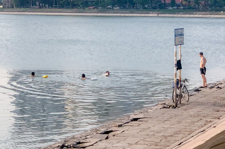 Ghi nhận của PV, tại hồ Linh Đàm (Hoàng Mai, Hà Nội), nơi hay xảy ra nhiều vụ đuối nước, có đến hàng trăm người từ già đến trẻ, nam đến nữ vô tư ra hồ tắm để “xả” nóng.