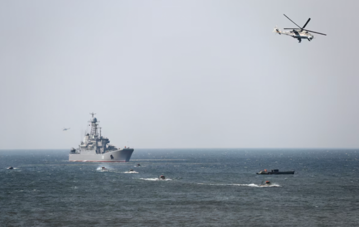 Một tàu sân bay thuộc Hạm đội Baltic của Hải quân Nga tập trận tại vùng Kaliningrad. Ảnh: Reuters
