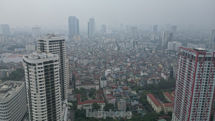 Sáng sớm 23/5, thủ đô Hà Nội bị lớp sương mù dày đặc bao phủ, tầm nhìn hạn chế.