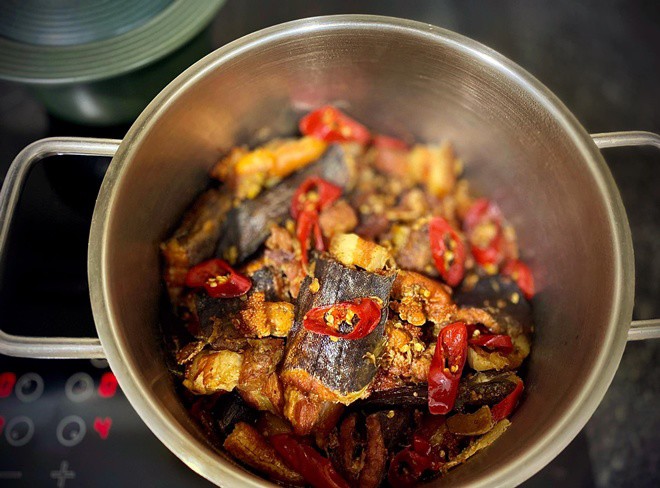 Nàng MC kiêm diễn viên 8X đa tài khoe trên trang cá nhân món ăn hết sức dân dã: Chạch kho với thịt tươi. Đan Lê dí dỏm bày tỏ: "Vầng, kho xong nồi chạch sông với nghệ tươi, tôi lại tần ngần ngồi nghĩ, xem tối nay nên ăn 1 hay 2 bát cơm các bác ạ".