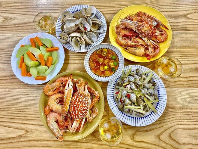Người đẹp cũng chịu khó "đổi gió" thực đơn cho gia đình, khi thì ngập hải sản...