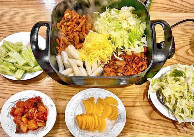 Hay món Cheese buldak - gà xào phô mai của cô khiến các con rất thích thú.