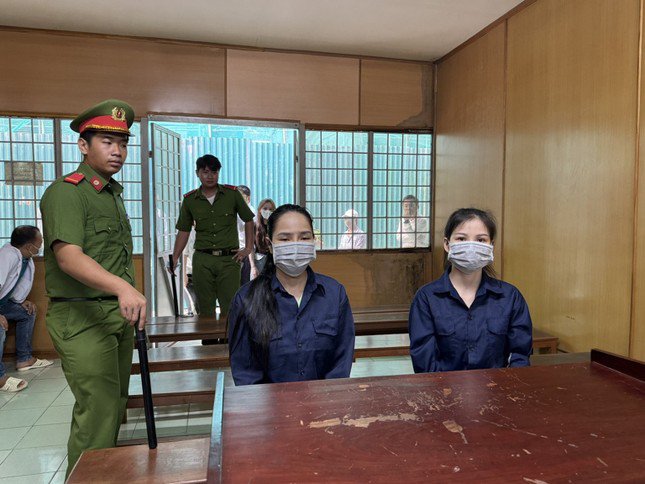 Bị cáo Nguyễn Thị Ngọc Ánh (trái) và bị cáo Đoàn Thị Thảo (phải), riêng bị cáo Nguyễn Đặng Thanh Tâm được tại ngoại hầu tòa