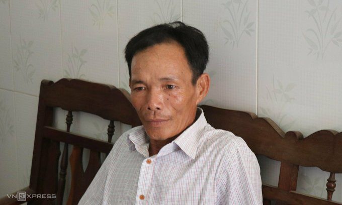 Ông Trần Văn Mãn kể lại việc ghe hư hại sau khi bị vòi rồng cuốn chìm. Ảnh: Bùi Toàn