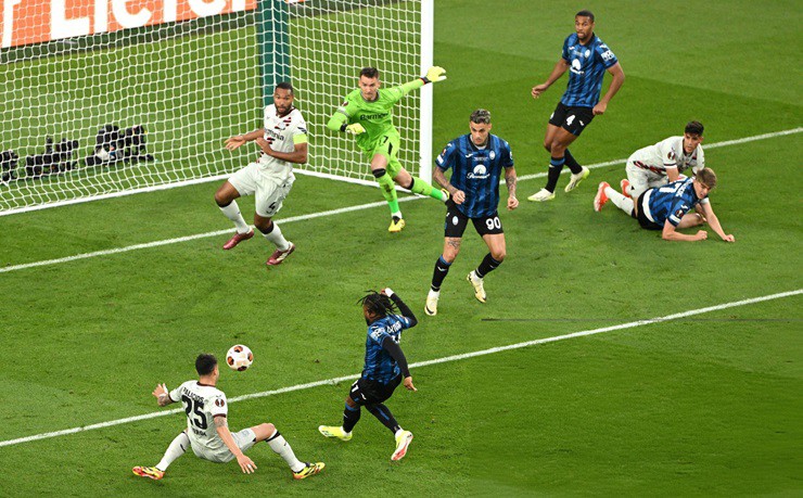 Atalanta nhập cuộc với lối đá áp sát nhanh khiến Bayer Leverkusen lúng túng. Phút 12, Ademola Lookman mở tỷ số cho đại diện Italia với pha đệm bóng về góc gần.