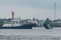 Tin tức trong ngày - TP.HCM: Sà lan va chạm tàu hàng, nhiều thùng container trôi sông