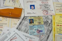 Pháp luật - Phá đường dây vận chuyển khối lượng lớn giấy tờ giả từ Campuchia về TPHCM