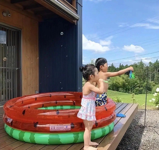 Ngôi nhà hai tầng nhỏ được bao quanh bởi những cánh đồng rộng lớn và rừng cây, nơi bọn trẻ có thể thoải mái vui chơi, hòa mình vào thiên nhiên.