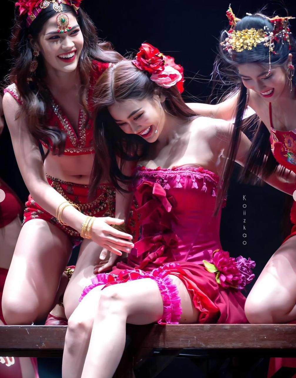 "Hoa hậu xinh nhất Thái Lan" đi diễn thích váy ngắn, áo lửng khoe eo thon nổi múi - 10