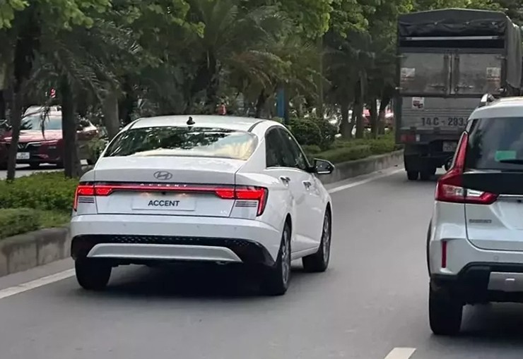 Bắt gặp Hyundai Accent thế hệ mới tại Việt Nam, chạy trên phố không che chắn - 1