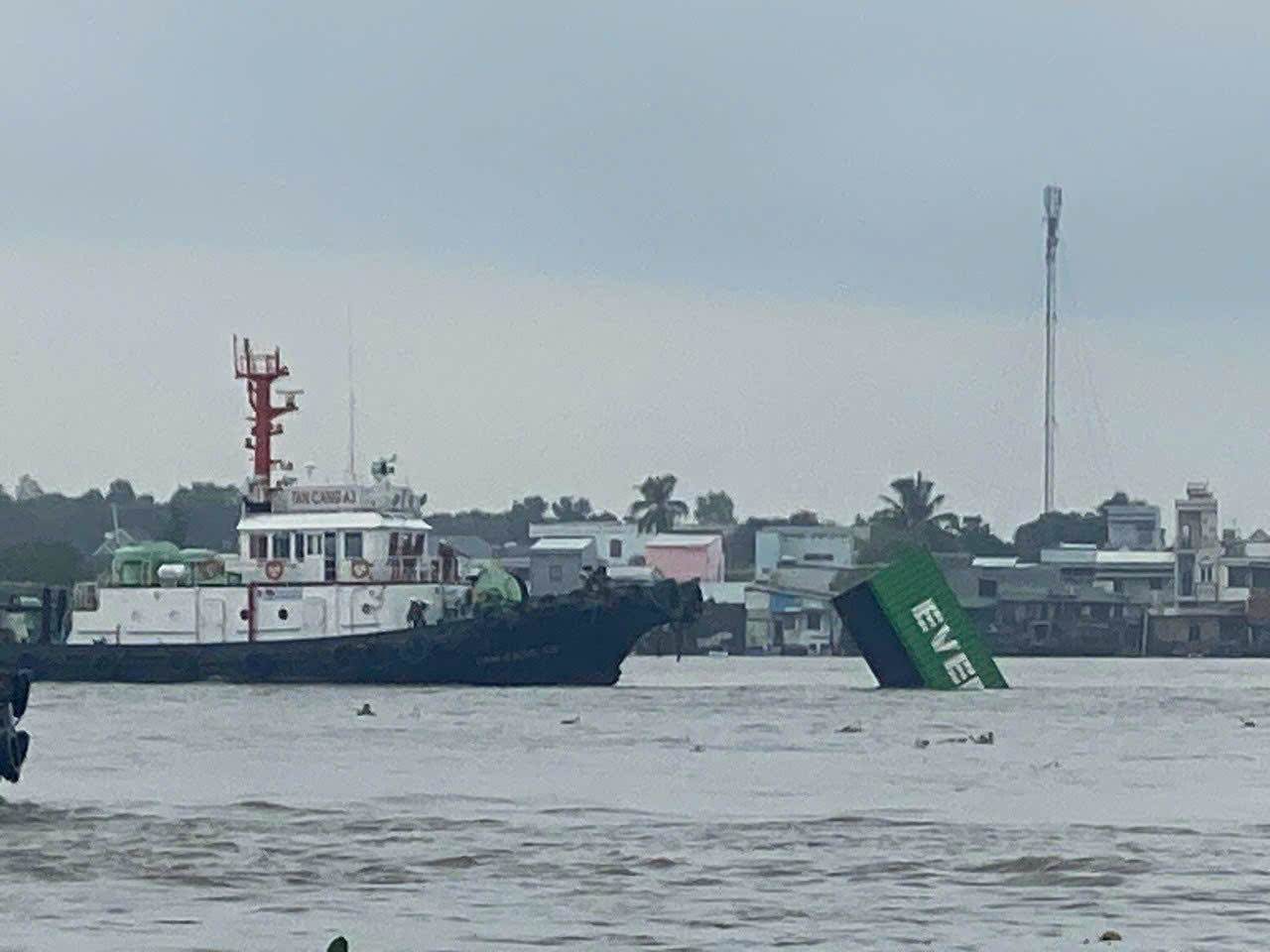 Va chạm giữa tàu và sà lan khiến nhiều thùng container rỗng rơi xuống sông