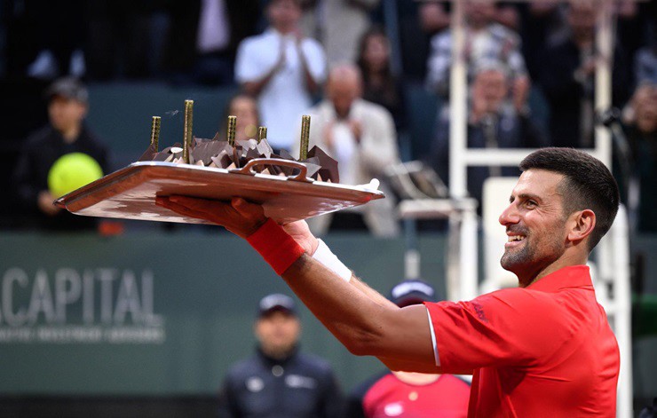 Djokovic được ban tổ chức tặng bánh mừng sinh nhật lần thứ 37