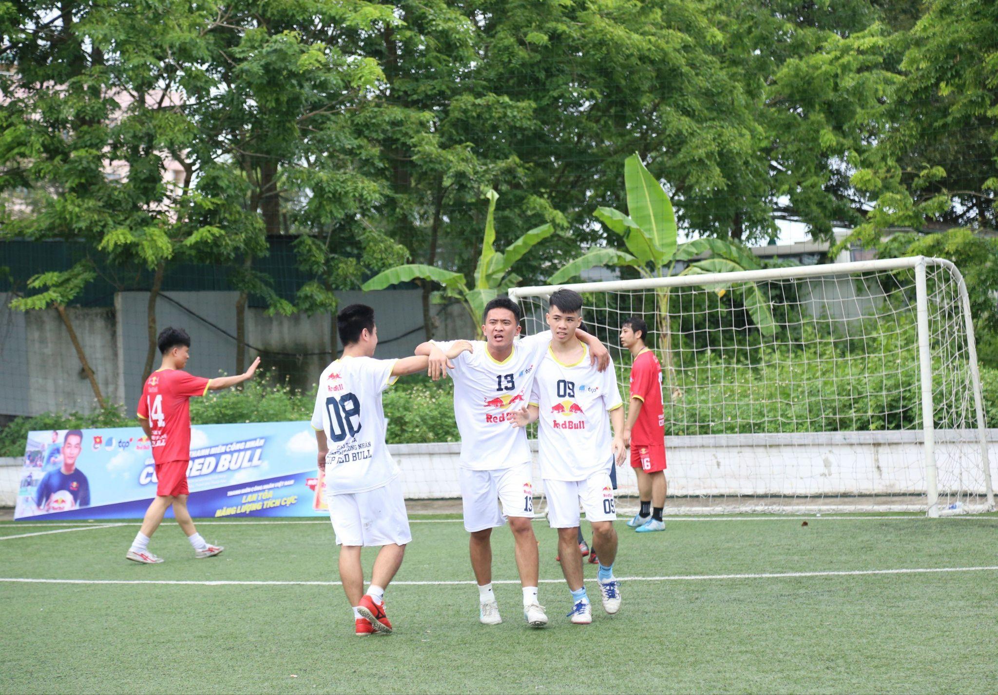 Không chỉ rèn luyện sức khỏe, bóng đá còn giúp các bạn thanh niên công nhân trở nên gắn kết hơn