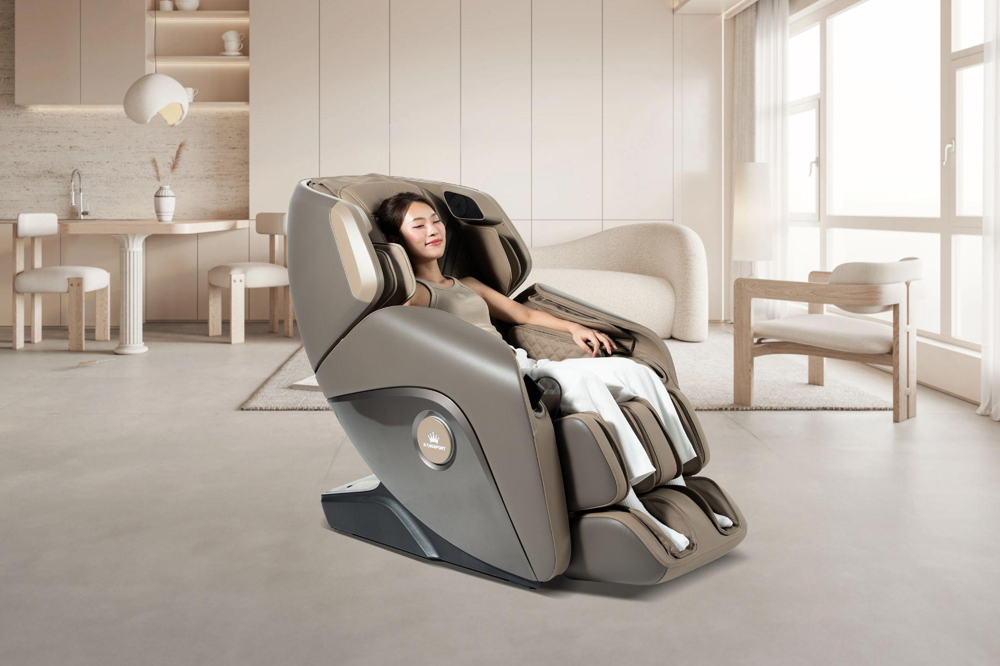 Khánh Vy chọn ghế massage KingSport Deluxe G50 New để tái tạo năng lượng tích cực