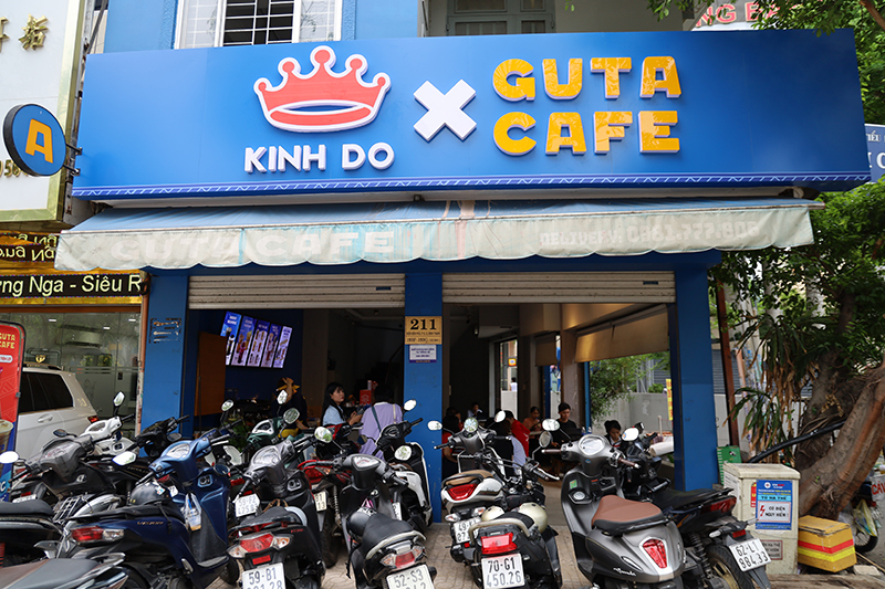 Thông qua sự hợp tác này, hai thương hiệu đã sáng tạo nên các combo bánh và nước khác nhau để đáp ứng khẩu vị và sở thích đa dạng của người tiêu dùng bận rộn.