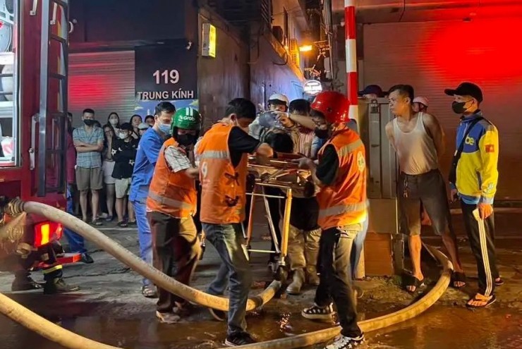NÓNG: Cháy nhà trọ 5 tầng ở Hà Nội, 14 người tử vong