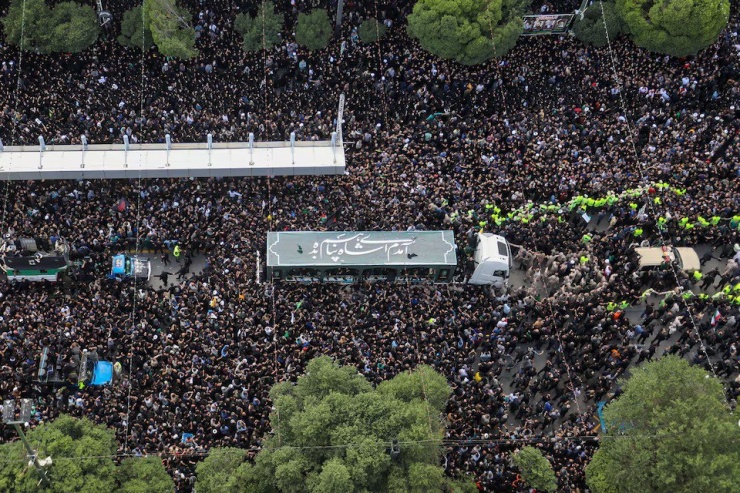 Hàng ngàn người dự lễ an táng Tổng thống Iran Ebrahim Raisi tại TP Mashhad (Iran) ngày 23-5. Ảnh: WANA