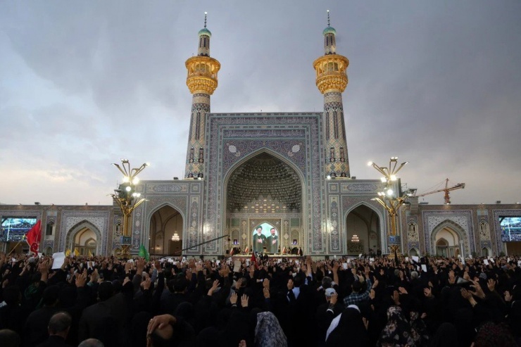 Hàng ngàn người dự lễ an táng Tổng thống Iran Ebrahim Raisi tại TP Mashhad (Iran) ngày 23-5. Ảnh: EPA-EFE