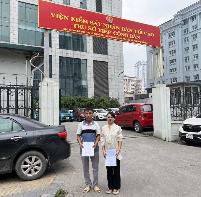 Cha con ông Cao Văn Hường trước trụ sở VKSND Tối cao, sáng 23/5. Ảnh: Danh Lam