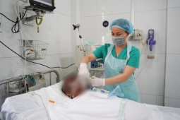 Pháp luật - Vụ tạt axit làm 8 người thương vong ở quận 7: 1 người suy hô hấp, tiên lượng dè dặt