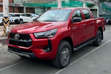 Xe bán tải Toyota Hilux mới có mặt tại đại lý, giá từ 668 triệu đồng