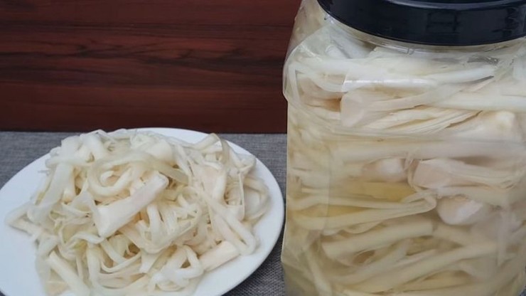 Mấy năm nay, thứ rau dại này bất ngờ xuất hiện ở thành phố và được ưa chuộng. Đặc biệt món dưa năn bộp bán rất đắt hàng vào dịp Tết.
