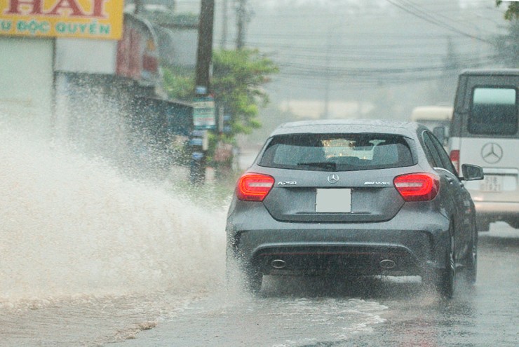 Lái xe trong trời mưa gió lớn cần lưu ý những điều sau