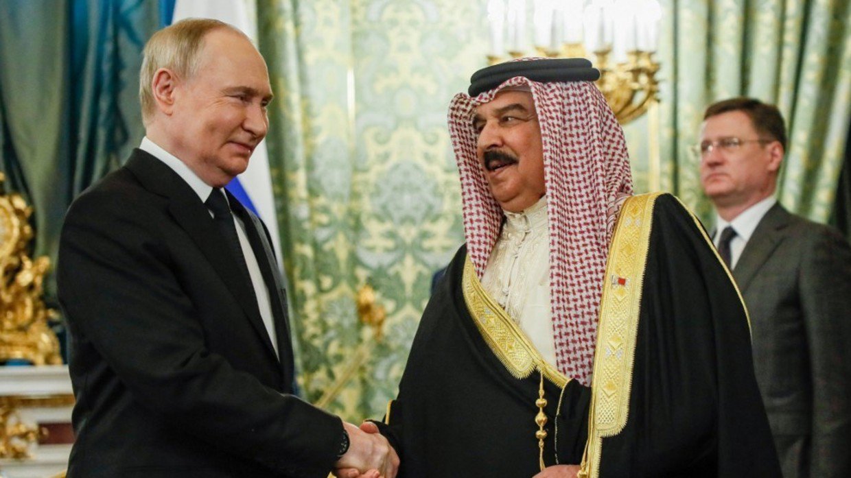 Ông Putin bắt tay Quốc vương Bahrain&nbsp;Hamad bin Isa Al Khalifa&nbsp;ở Moscow vào ngày 23/5/2024.