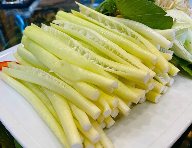 Rau năn bộp có thể được chế biến thành một số món ăn cực hấp dẫn và ngon miệng. Chúng có thể được dùng cho các món gỏi, đặc biệt là gỏi gà năn bộp.
