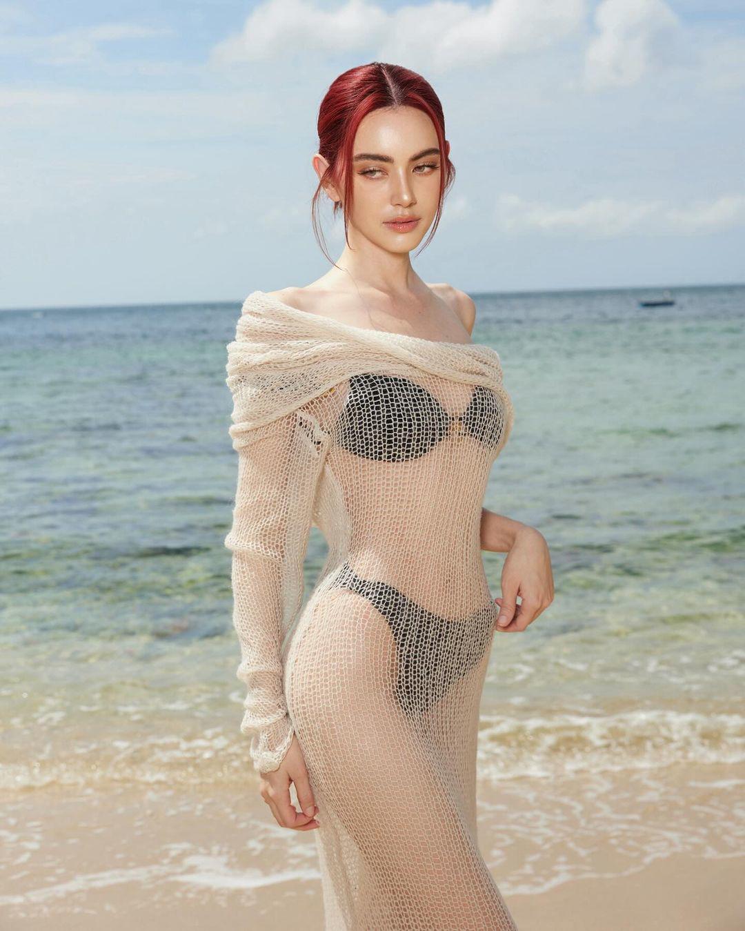 Cô trông vô cùng quyến rũ khi phối váy lưới bên ngoài bikini đi biển.&nbsp;