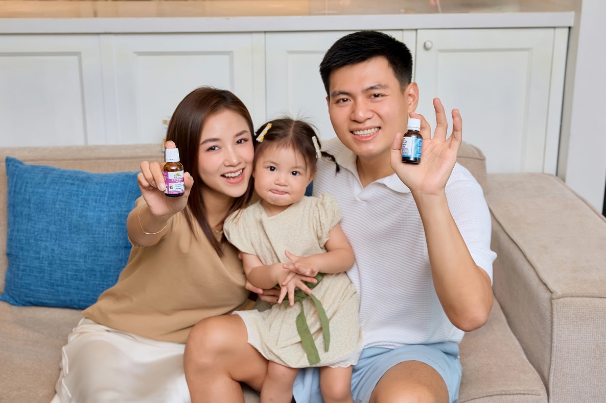 Gia đình hot girl Salim cũng chọn sản phẩm Drops DHA để bổ sung cho em bé quốc dân “Pam yêu ơi”.