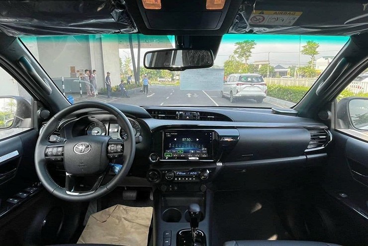 Xe bán tải Toyota Hilux mới có mặt tại đại lý, giá từ 668 triệu đồng - 7