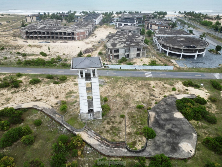 Theo đề án quy hoạch, Six Miles Coast Resort là tổ hợp nghỉ dưỡng đẳng cấp thế giới, thực hiện trên tổng diện tích 110ha, với tổng vốn đầu tư hơn 2 tỷ USD (phát triển qua 6 giai đoạn và đa dạng loại hình). Trong đó, giai đoạn 1 triển khai từ hơn 5 năm trước, gồm 242 biệt thự nghỉ dưỡng ven biển, trên diện tích khoảng 19ha, với vốn đầu tư lên đến 368 triệu USD.