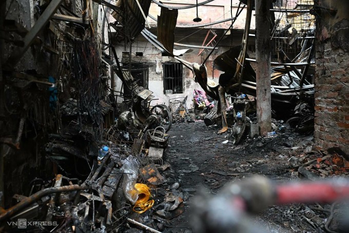 Ngôi nhà tại Trung Kính ám khói đen sau vụ cháy khiến 14 người tử vong, sáng 24/5. Ảnh: Ngọc Thành
