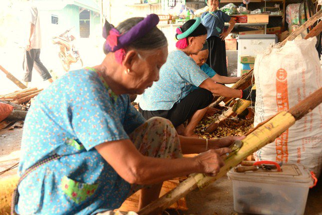 Công đoạn cần sự tỉ mẩn, khéo léo chia khúc, phân đoạn và làm sạch vỏ quế sẽ được các mẹ đảm nhiệm.