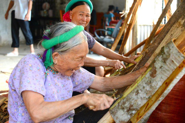 Mùa thu hoạch quế của Bình Liêu luôn rộn ràng tiếng cười của bà con dân bản, vì cây quế là nguồn thu nhập chính cho gia đình.