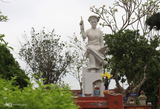 Tượng nữ sĩ Hồ Xuân Hương tại khuôn viên nhà thờ họ Hồ ở xã Quỳnh Đôi. Ảnh: Đức Hùng