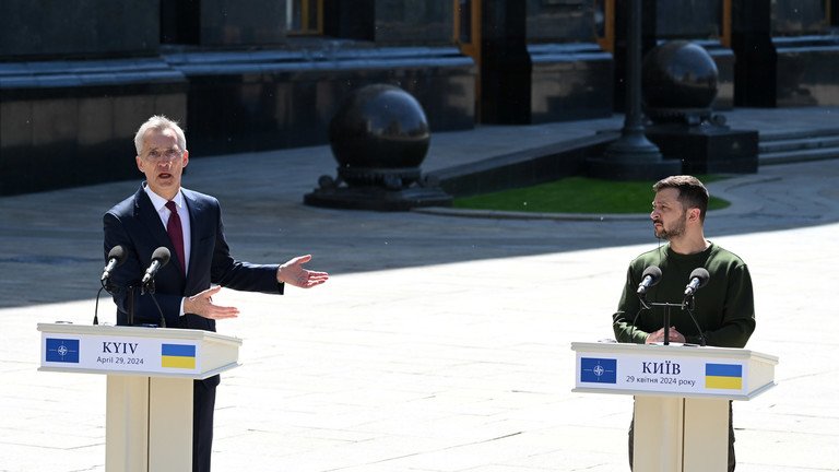 Tổng thư ký NATO Jens Stoltenberg trả lời họp báo cùng Tổng thống Ukraine Volodymyr Zelensky khi tới Kiev vào ngày 29/4/2024.