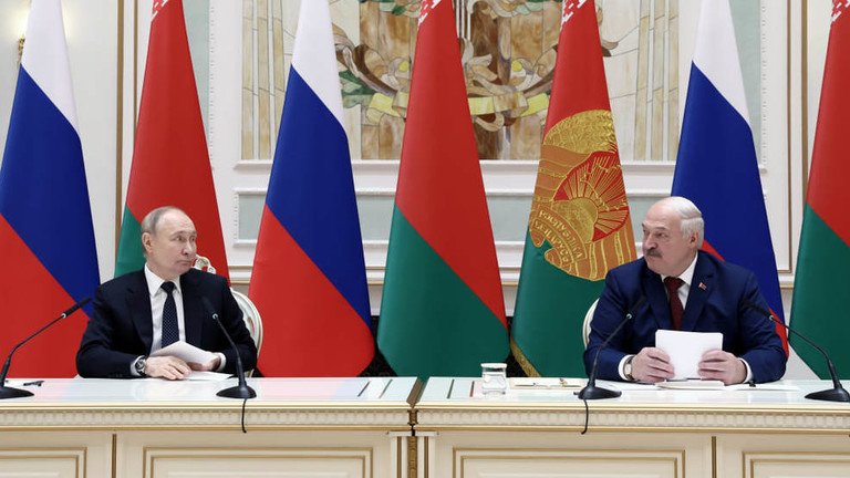 Tổng thống Belarus Alexander Lukashenko (phải) tham gia họp báo ngày 24/5 cùng Tổng thống Nga Vladimir Putin.