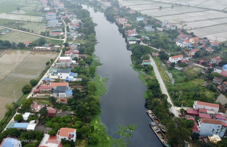 Hệ thống thủy lợi Bắc Hưng Hải được xây dựng năm 1958, gồm sông, đập dài hơn 230 km, trạm bơm, đê điều phục vụ tưới tiêu, thoát úng cho bốn tỉnh thành là Hà Nội, Bắc Ninh, Hưng Yên và Hải Dương.