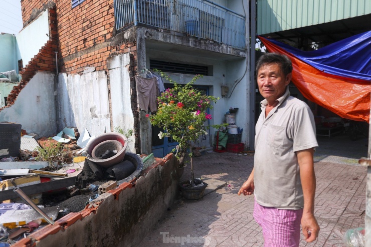 Ông Phạm Huỳnh Tấn (phường Thạnh Mỹ Lợi, TP Thủ Đức) cho biết: "Nhà tôi ở đây hơn nửa đời người, rời đi cũng tiếc, nhưng dự án của nhà nước mình phải chịu thôi. Chỉ cần đền bù thỏa đáng là chúng tôi chấp nhận. Hiện nhà tôi cũng đã thỏa thuận đền bù xong, nhưng đang chờ được phân nơi tái định cư mới nên chưa thể chuyển đi, khi nào có thì chúng tôi đi".