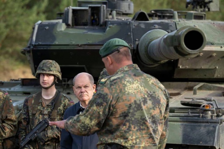 Thủ tướng Đức Olaf Scholz đứng cạnh xe tăng chiến đấu chủ lực Leopard 2 của quân đội Đức hồi năm 2022. Ảnh: GETTY IMAGES