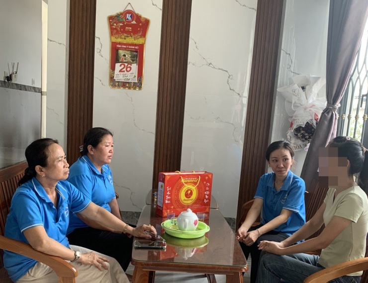 Hội Phụ nữ xã Phong Nẫm, Phan Thiết đến thăm, động viên nạn nhân D.