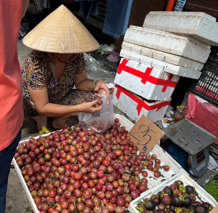 Tại chợ Bàn Cờ (quận 3), mận khá to nhưng giá rẻ hơn, chỉ 25.000 đồng/kg. "So với năm ngoái, mận hậu năm nay có giá rẻ hơn rất nhiều. Tuy nhiên, do loại quả này vẫn có vị chát, có khi còn đăng đắng nên nhiều khách không thích" - chị Hoa, bán trái cây cho hay.