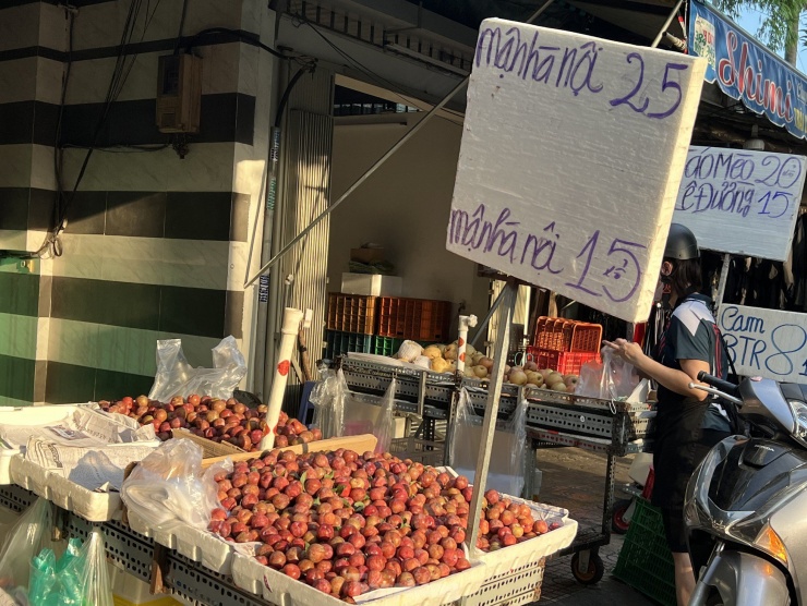 Hàng được phân ra thành hai loại lớn - nhỏ, mới - cũ nên giá bán cũng khác nhau. Dẫu vậy, người bán vẫn khẳng định tất cả đều ngon và chất lượng như nhau.