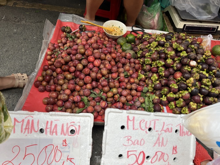 Theo nhiều người kinh doanh trái cây, họ được thương lái giao mối từ nhà vườn đến người bán lẻ trực tiếp chứ không lấy hàng từ chợ đầu mối. Trong khi vài năm trước đó, mận hậu vẫn về chợ đầu mối hàng tấn mỗi mùa.