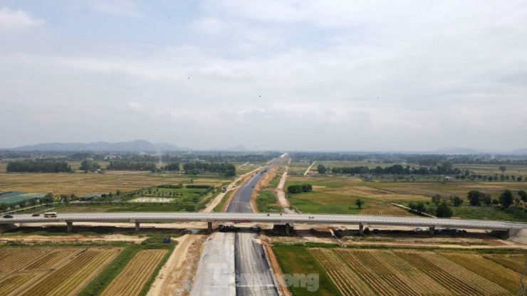 Đoạn cao tốc nối từ điểm Diễn Châu - Bãi Vọt đến điểm đầu Bãi Vọt - Hàm Nghi qua cầu vượt quốc lộ 8A trải dài qua các khu dân cư và cánh đồng lúa.