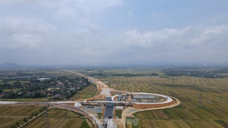 Đoạn Bãi Vọt - Hàm Nghi dài 35,28 km với tổng mức đầu tư hơn 7.600 tỷ đồng, đi qua các huyện Đức Thọ, Can Lộc, Thạch Hà, do Ban QLDA Thăng Long (Bộ GTVT) làm chủ đầu tư.